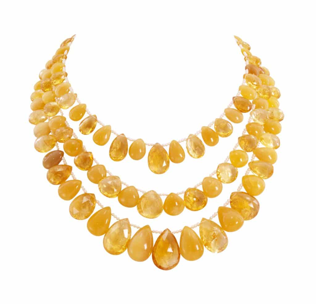 Collier trois rangs dégradés de gouttes de citrine et de poires d'opale jaune entrecoupées de perles de rivières , fermoir en or jaune