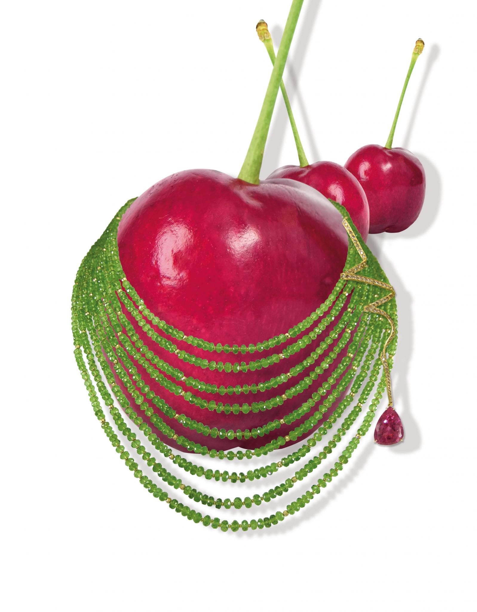 Collier multirangs en boules de péridots, boules facettées en or jaune, motif en diamants,or jaune et tourmaline rose, fermoir en diamants et or jaune