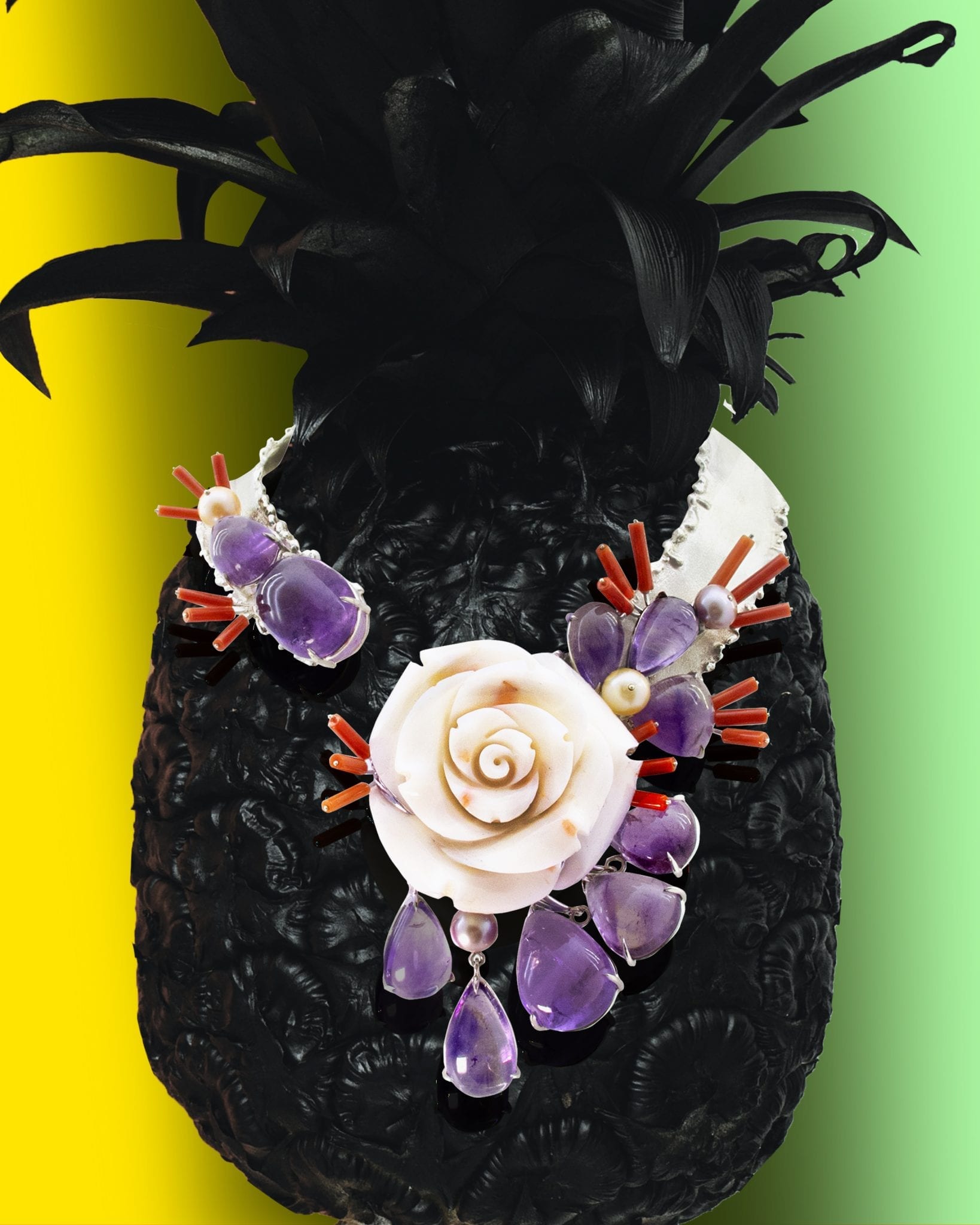 Collier ethnique en argent rigide satiné mat et granité brillant. Importante fleur de corail blanc entourée de cabochons d'améthystes mobiles et fixes, de perles de rivières rose et mauves, picots de corail rouge.