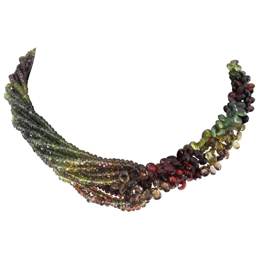 Collier double tresses de saphirs boules facettés vert et brun et de grenats poires facettés vert jaune rouges. Fermoir en or jaune