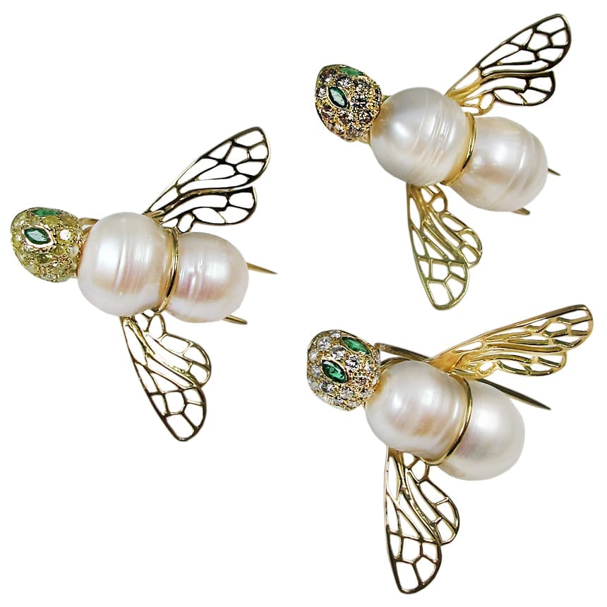 Abeilles corps en perle d'eau douce - ailes en or jaune - tête pavée diamants yeux en émeraudes - fixation or jaune 18k