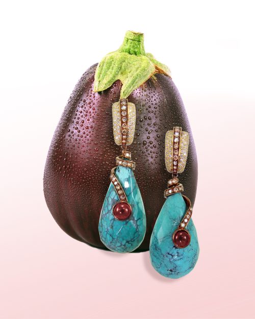 Boucles d’oreilles en or jaune, turquoises, rubis, diamants blancs et fancy – Réf. 07.02.365