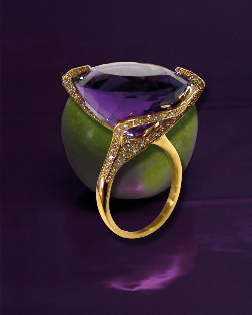 Bague en or jaune, sertie de deux griffes pavées de diamants sur une améthyste – Réf. 07.03.112