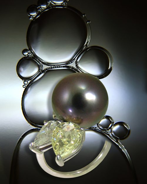Bague en or gris, perle de Tahiti, deux diamants poire jaunes et blancs – Réf. 08.03.211