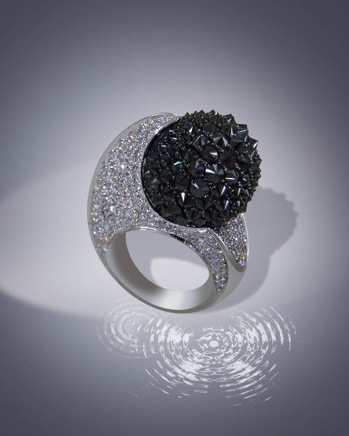 Bague en or gris, sertie de diamants blancs et noirs – Réf. 09.03.158