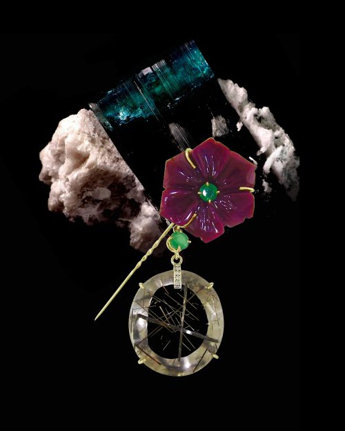 Épingle en or jaune, rubis, diamants, émeraudes et quartz rutile – Réf. 11.04.172