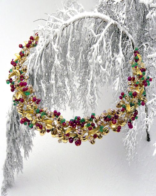 Collier en or jaune, boules de rubis, d’émeraudes et de diamants – Réf. 06.01.155