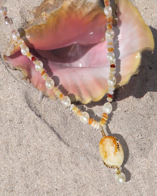 Collier de perles de rivière et disques d’opale de feu, camée sertie d’or jaune texturé et diamants chocolat – Réf. 19.01.010